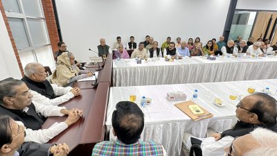 আওয়ামী লীগ সভাপতি প্রধানমন্ত্রী শেখ হাসিনার সভাপতিত্বে নির্বাচন পরিচালনা কমিটির সভা (ছবি: ফোকাস বাংলা)