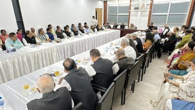 আওয়ামী লীগের নির্বাচন পরিচালনা কমিটির সভা (ছবি: ফোকাস বাংলা)