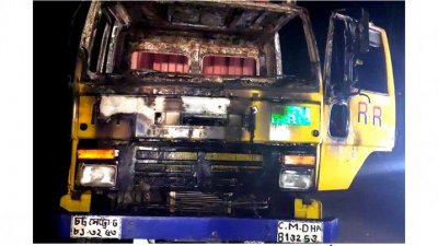 কাভার্ডভ্যানে অগ্নিসংযোগ করে দুর্বৃত্তরা (ফাইল ছবি)