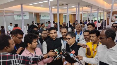 গণমাধ্যমের সঙ্গে কথা বলছেন বিপ্লব বড়ুয়া