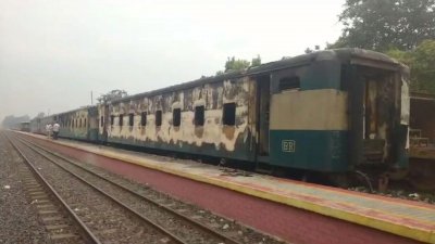 গত বুধবার ভোর রাতে টাঙ্গাইলের ঘারিন্দা রেলস্টেশনে দাঁড়িয়ে থাকা টাঙ্গাইল কমিউটার ট্রেনে আগুন দেয় দুর্বৃত্তরা