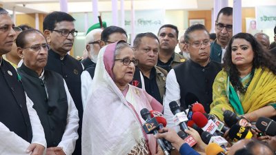 দ্বাদশ জাতীয় সংসদ নির্বাচনে দলের মনোনয়ন ফরম বিক্রি উদ্বোধন শেষে গণমাধ্যমের সঙ্গে কথা বলছেন আওয়ামী লীগ সভাপতি ও  প্রধানমন্ত্রী শেখ হাসিনা, ছবি: ফোকাস বাংলা
