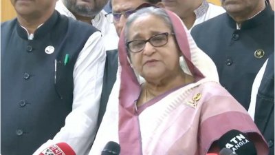 দলীয় মনোনয়ন ফরম বিক্রি কার্যক্রম পরিদর্শনে শেখ হাসিনা