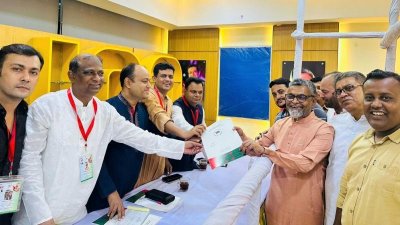 হাবিবুন নাহারের পক্ষে মনোনয়নপত্র নিয়েছেন এস এম কামাল হোসেন