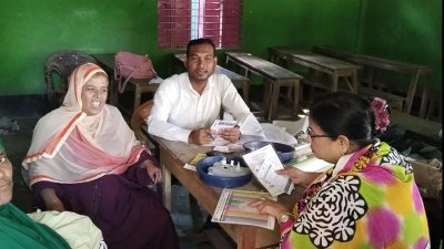 টিকাকেন্দ্রে কোম্পানির বিক্রয় প্রতিনিধি