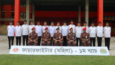 অধিদফতরের মহাপরিচালক ব্রিগেডিয়ার জেনারেল মো. মাইন উদ্দিনের সঙ্গে নবীন ফায়ারফাইটাররা