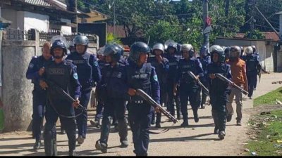 পুলিশ রাবার বুলেট ও টিয়ারশেল নিক্ষেপ করেছে