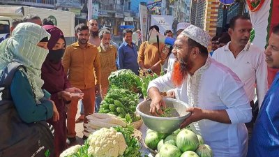 ন্যায্যমূল্যে সবজি বিক্রি