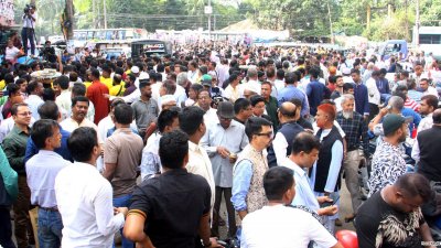 ফরম কিনতে অনুসারীদের নিয়ে দলীয় কার্যালয়ের সামনে আসছেন মনোনয়নপ্রত্যাশীরা। ছবি: ফোকাস বাংলা