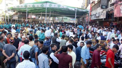 দ্বিতীয় দিনেও দলীয় কার্যালয়ের সামনে নেতাকর্মীদের ভিড় (ছবি: ফোকাস বাংলা)