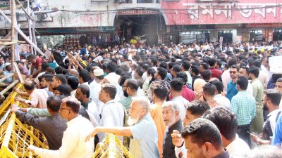 বঙ্গবন্ধু অ্যাভিনিউয়ে আওয়ামী লীগের কেন্দ্রীয় কার্যালয়ে মনোনয়ন কেনার জন্য ভিড় (ছবি: ফোকাস বাংলা)