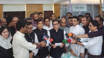 সাংবাদিকদের সঙ্গে কথা বলেন আওয়ামী লীগের দফতর সম্পাদক ব্যরিস্টার বিপ্লব বড়ুয়া