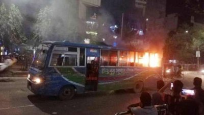 ধানমন্ডির আনোয়ার খান মেডিক্যাল কলেজের সামনে বাসটিতে আগুন দেয় দুর্বৃত্তরা