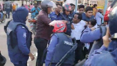 অ্যাডভোকেট ইয়াজুল ইসলামকে দলীয় কার্যালয়ের সামনে থেকে আটক করে পুলিশ