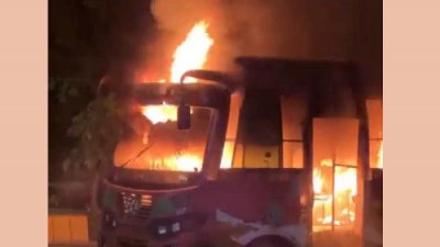 নগরীর বহদ্দারহাট এলাকায় আগুনে পুড়ছে বাস