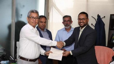 চুক্তিপত্রসহ জাতীয় ক্রীড়া পরিষদের সচিব পরিমল সিংহ ও বাফুফে সাধারণ সম্পাদক ইমরান হোসেন তুষার।