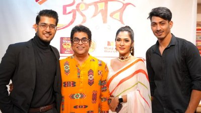 গানের শিল্পী বিপ্লব সাহার সঙ্গে মডেলরা