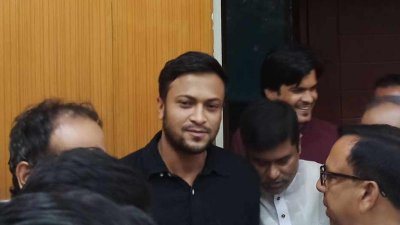 মনোনয়ন ফরম জমা দিতে আ.লীগের কার্যালয়ে সাকিব আল হাসান