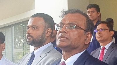 মতবিনিময় সভা শেষে সাংবাদিকদের সঙ্গে কথা বলেন ইসি আনিছুর