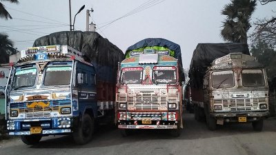 বেনাপোল স্থলবন্দরে আমদানি পণ্যবাহী ট্রাক