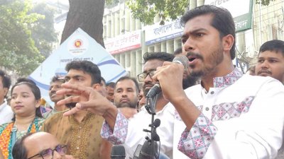 বক্তব্য দিচ্ছেন  নুরুল হক নুর
