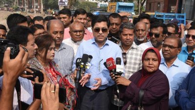 বুড়িগঙ্গার আদি চ্যানেলের সংস্কার কাজ পরিদর্শন করেন মেয়র ব্যারিস্টার শেখ ফজলে নূর তাপস