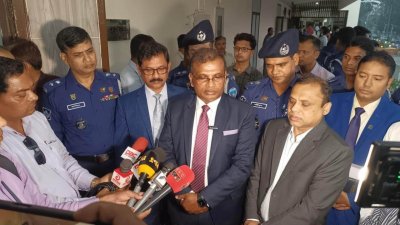 নোয়াখালী জেলা প্রশাসকের সম্মেলন কক্ষে নির্বাচন সংশ্লিষ্ট ব্যক্তিদের সঙ্গে মতবিনিময় শেষে সাংবাদিকদের সঙ্গে কথা বলেন ইসি মো. আনিছুর রহমান