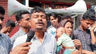প্রকৃত খুনিকে গ্রেফতারের দাবিতে ছেলের কঙ্কাল তুলে প্রতিবাদ করেন বাবা মনির হোসেন