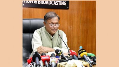 সাংবাদিকদের সঙ্গে কথা বলছেন তথ্য ও সম্প্রচারমন্ত্রী ড. হাছান মাহমুদ