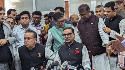 বৈঠক শেষে সাংবাদিকদের ব্রিফ করছেন ওবায়দুল কাদের
