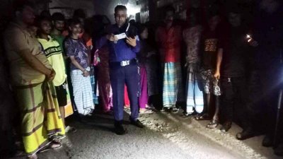 পুলিশ এসে তাকে উদ্ধার করে হাসপাতালে নিয়ে যায়