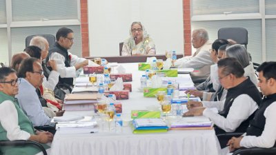 আওয়ামী লীগ সভাপতি ও মনোনয়ন বোর্ড প্রধান শেখ হাসিনার সভাপতিত্বে সভায় অন্যরা  ছবি: ফোকাস বাংলা