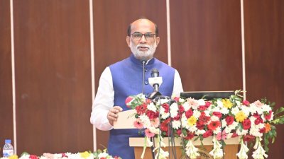 মৎস্য ও প্রাণিসম্পদ মন্ত্রী শ ম রেজাউল করিম