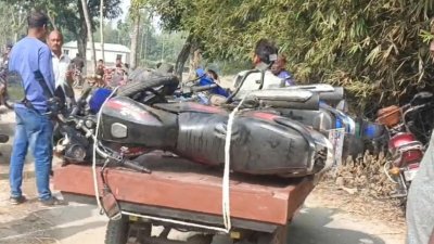 দুর্ঘটনাকবলিত মোটরসাইকেল