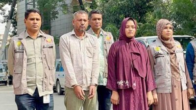 প্রতারক বাবা ও মেয়ে