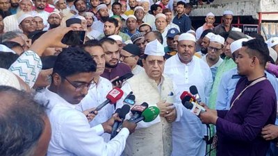 হযরত শাহজালাল (র.) দরগাহ মসজিদে জুমার নামাজ শেষে সাংবাদিকদের সামনে কথা বলেন পররাষ্ট্রমন্ত্রী ড. এ কে আব্দুল মোমেন (ছবি: ফোকাস বাংলা)