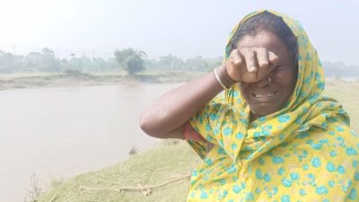 নৌকা হারিয়ে কাঁদছেন রাদিশা বেগম