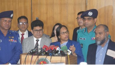 সাংবাদিকদের সঙ্গে কথা বলছেন নির্বাচন কমিশনার (ইসি) রাশেদা সুলতানা