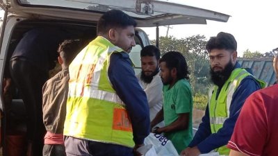 লাশ গাড়িতে তুলছেন পুলিশ সদস্যরা