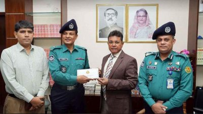 সরিফুল ইসলামের হাতে পুরস্কার তুলে দিচ্ছেন ডিএমপি কমিশনার হাবিবুর রহমান