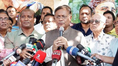 সাংবাদিকদের সঙ্গে আলাপকালে তথ্যমন্ত্রী ড. হাছান মাহমুদ