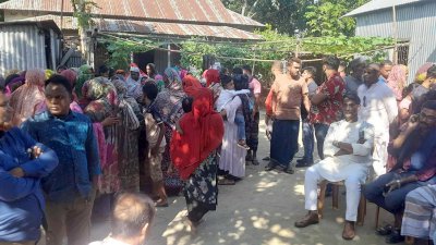 নিহতদের বাড়িতে এলাকাবাসীর ভিড়