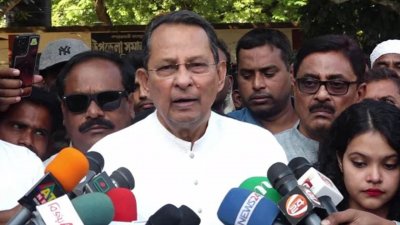 মনোনয়নপত্র জমা দিয়ে সাংবাদিকদের সঙ্গে কথা বলেন হাসানুল হক ইনু