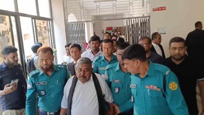আদালতে পুলিশ প্রহরায় আতাউর রহমান ঢালী