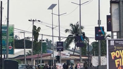 ফ্রিটাউনে ফাঁকা রাস্তায় মুখোশপরা অস্ত্রধারী। ছবি: রয়টার্স