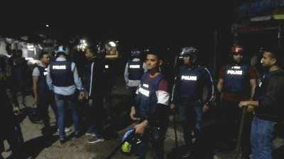 পুলিশ এসে পরিস্থিতি নিয়ন্ত্রণ করেছে