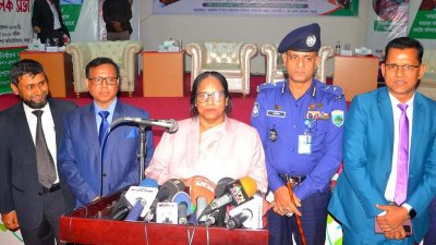 সাংবাদিকদের সঙ্গে আলাপকালে নির্বাচন কমিশনার রাশেদা সুলতানা