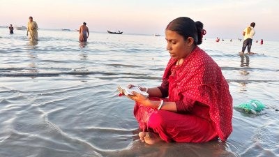 এক পুণ্যার্থীর মন্ত্রপাঠ