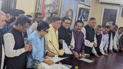 মনোনয়ন বিতরণ করছেন ওবায়দুল কাদের
