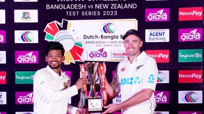 সিরিজের ট্রফি হাতে নাজমুল হোসেন শান্ত ও টিম সাউদি।